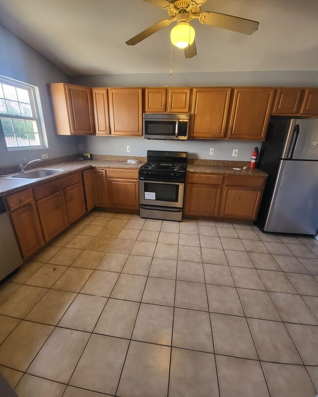 Building Photo - 3 bed 1 bath