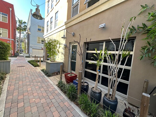 Building Photo - 2 Bedroom 3 Bath Condo In The Historic Fre...