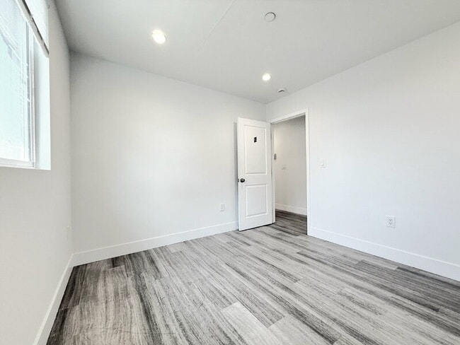 Building Photo - 829 E 74th St