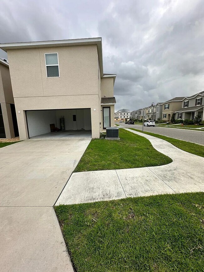 Building Photo - 4 bed 2.5 bath single family