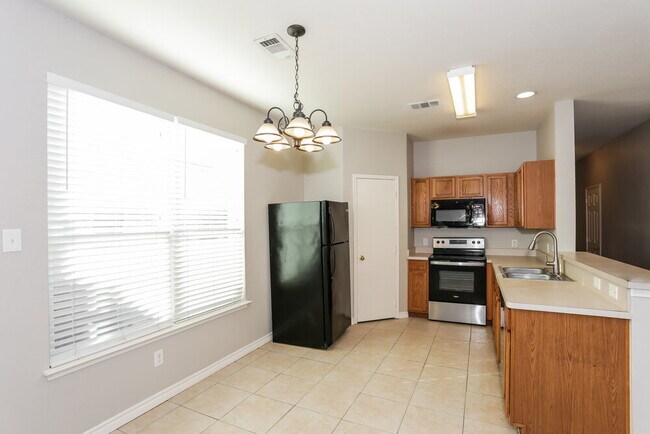 Building Photo - 2804 Hilcroft Ave