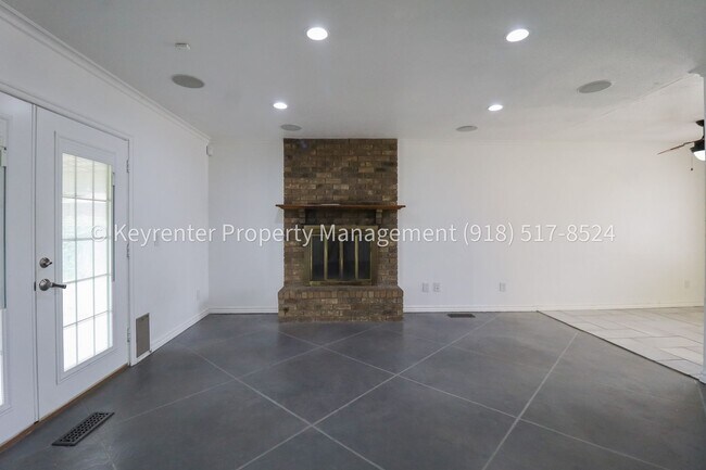 Building Photo - East Tulsa 3 Bedroom Gem! Available for immediate move in!
