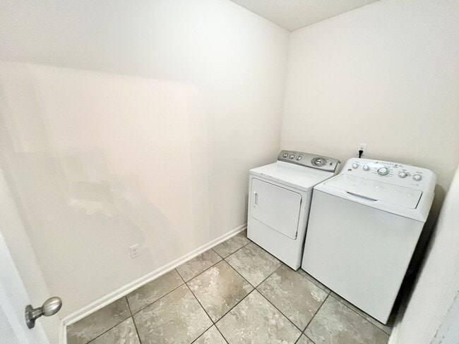 Building Photo - Spacious 4 bedrooms