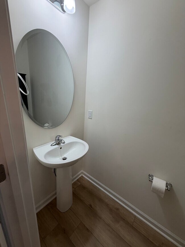 Building Photo - Beautiful 3 Bed / 2.5 Bath Townhome in Foxbank Plantation