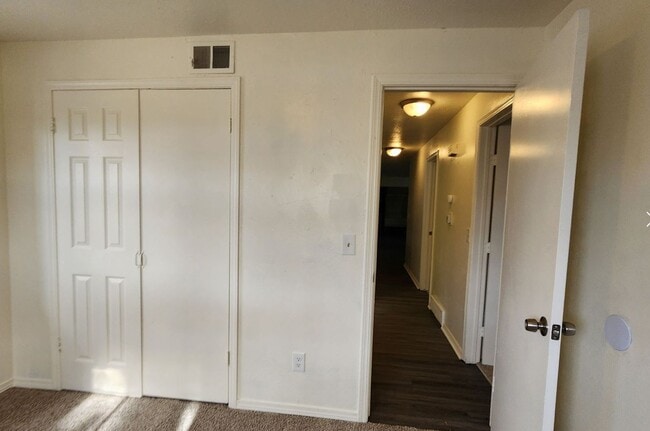 Building Photo - 5 bedroom 2.5 bath - Accepting Housing Vouchers