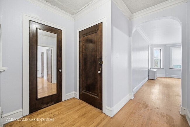 Building Photo - 2045 W Farragut Ave