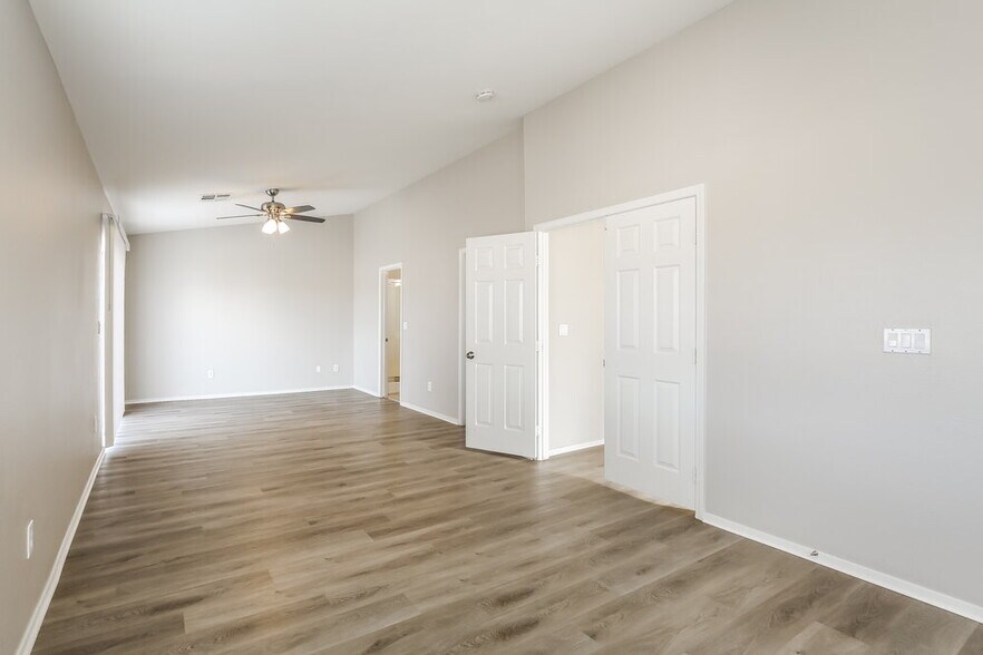 Building Photo - 4150 W El Campo Grande Ave