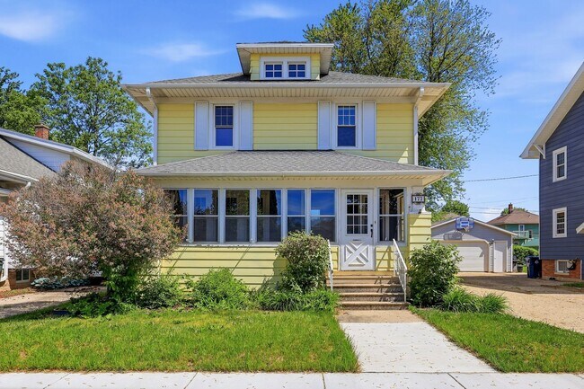 Building Photo - 3 Bedroom Fond Du Lac House