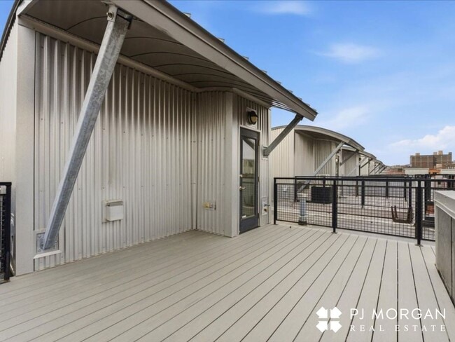 Building Photo - 2 Bedroom, 2 Bathroom Townhouse - Available Immediately