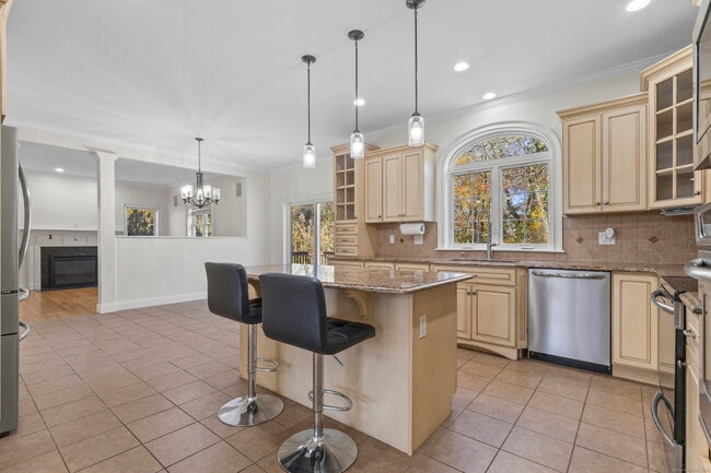 Building Photo - 5 Two Mile Hill Rd