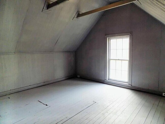 Building Photo - 4 Bedroom 1 bath