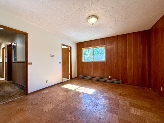 Building Photo - **50% OFF FIRST MONTH'S RENT** Country Liv...