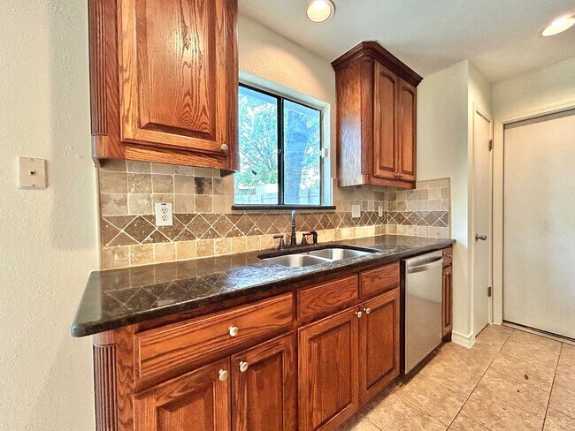 Building Photo - Cozy 3BR/2BA Single-Story Home with Privat...
