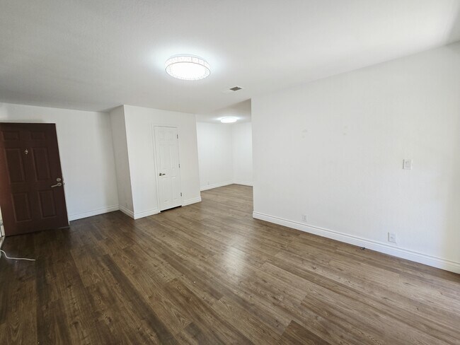 Building Photo - 5081 River Glen Dr