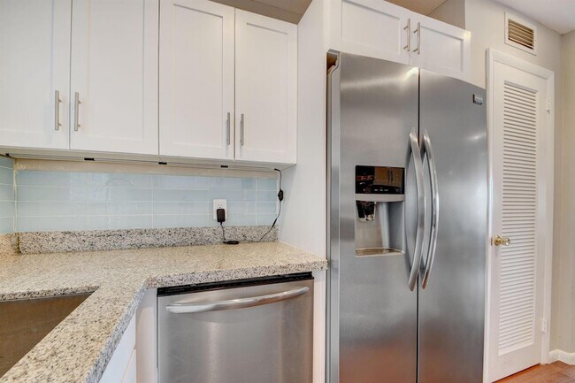 Building Photo - 410 Wilma Cir