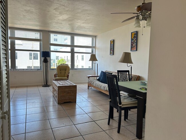 Building Photo - 2899 Collins Ave