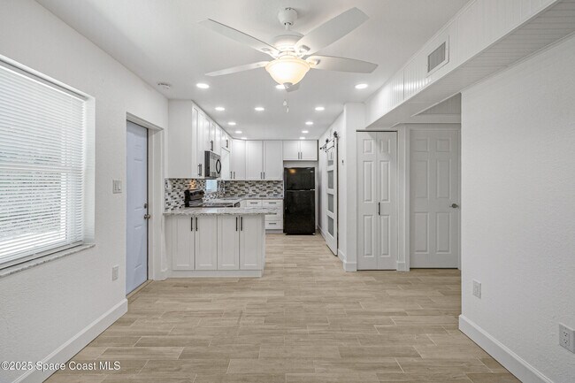 Building Photo - 2364 Pineapple Ave