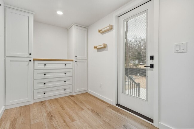 Building Photo - Beautiful 2 bed/1.5 bath with large fenced yard and separate office!