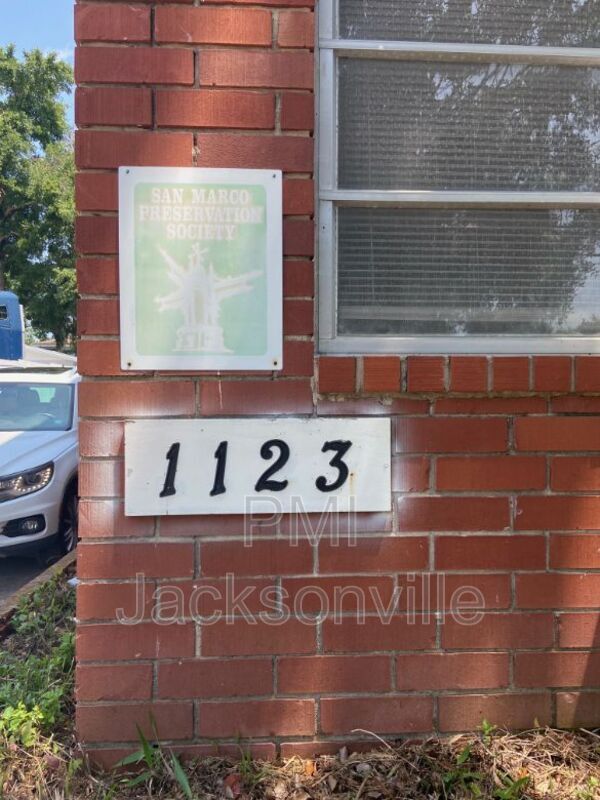 Primary Photo - 1123 Lasalle St