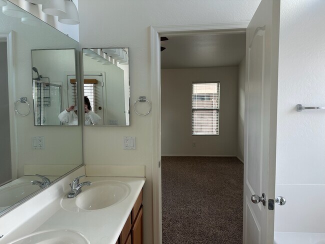 Building Photo - The Love Road House