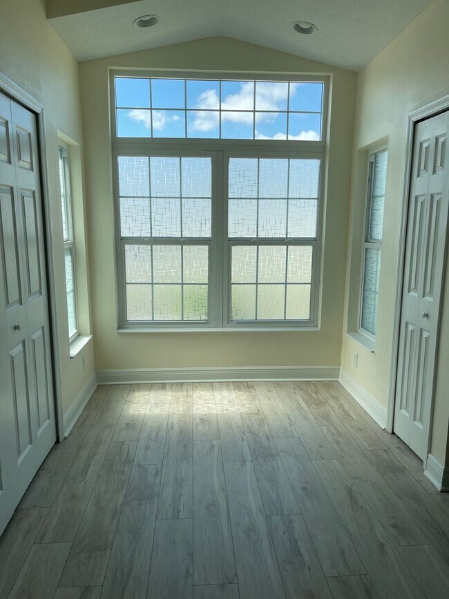 Building Photo - Spacious 3 bedroom, 2 bath, 2 car garage home located in Deed resticted community