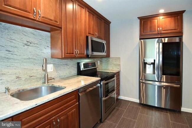 Building Photo - Set within the sought after community of Runnymeade, this beautifully maintained townhome offers ...