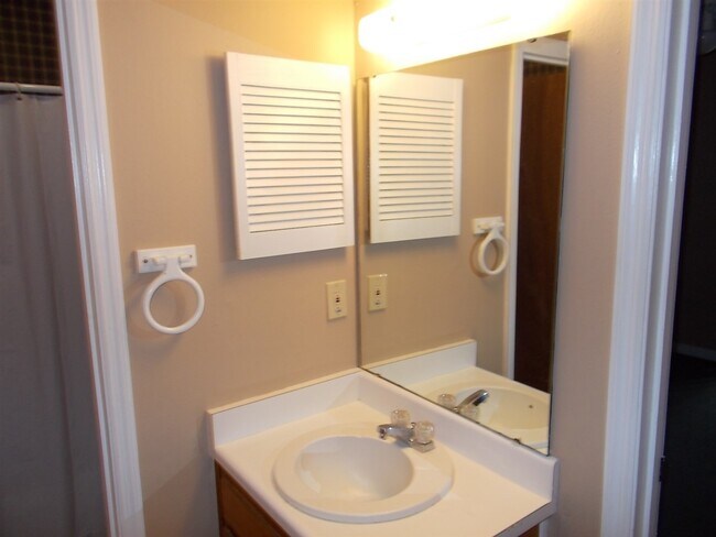 Building Photo - 1103 Greentree Ct