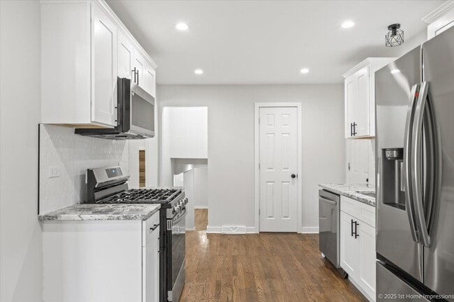 Building Photo - 15041 Irving Ave