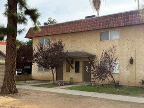 Building Photo - Porterville Townhouse for Rent: 2 Bedroom, 1.5 bath