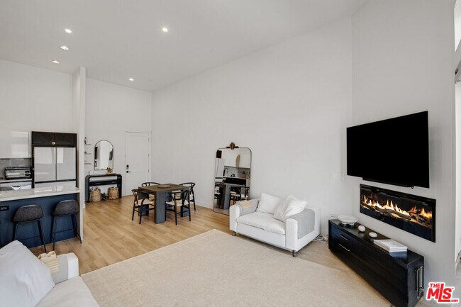 Building Photo - 118 S Kenwood St