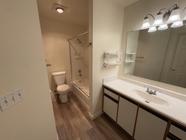 Building Photo - 2 Bedroom Condominium