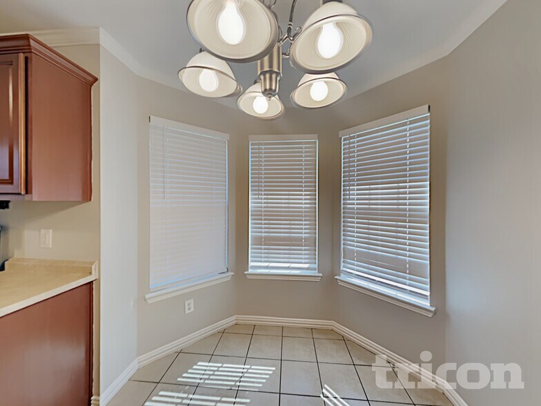 Building Photo - 310 Southlake Dr