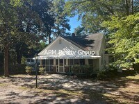 Building Photo - Private Country Feel Close to Downtown