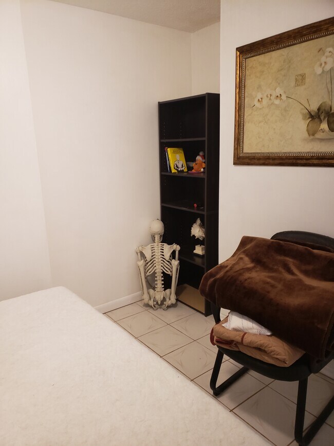 small bedroom - 300 NE 14th Ave