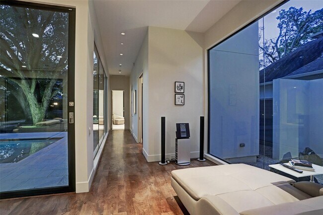 Building Photo - 721 E Creekside Dr