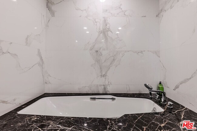 Building Photo - 2637 Angelo Dr