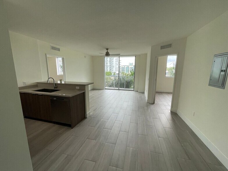 Building Photo - 1000 NW 7th St