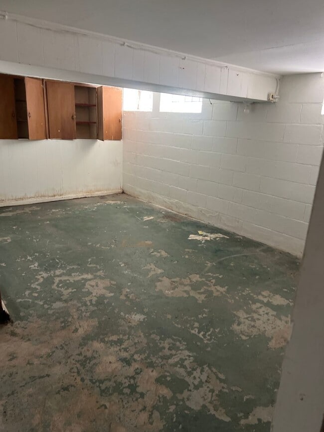 Building Photo - 2 Bedroom, 1 Bath home with 1 car garage