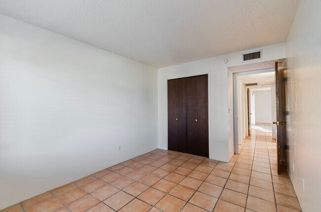 Building Photo - Cozzy Townhome with incredible mountain views! New Kitchen Appliances!