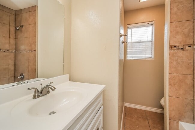 Building Photo - 2007 Deerhurst Ln