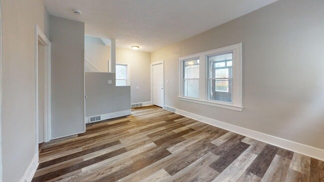Building Photo - Edgewater Neighborhood - 3 bedroom - 2 Bat...