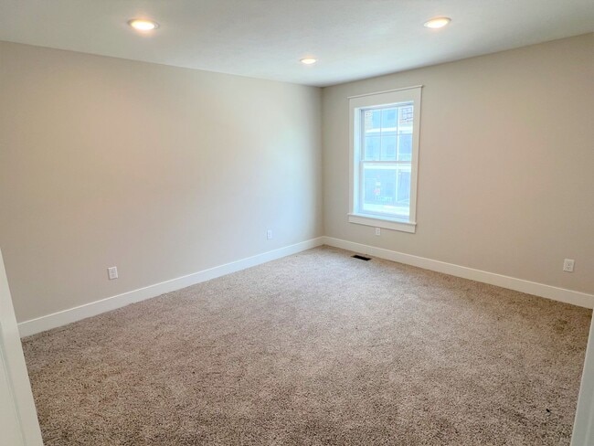 Building Photo - 4 Bed 2.5 Bath Townhome