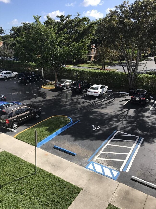 Building Photo - 731 N Pine Island Rd