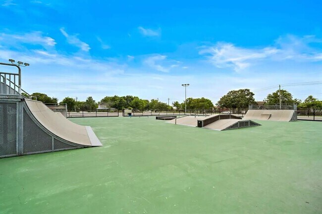 Building Photo - 714 Lee St