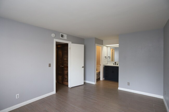 Building Photo - Upstairs 2 Bedroom / 2 Bathroom Condo in t...