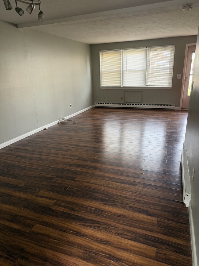 Building Photo - 63 Hiltbrand-Unit 4-3