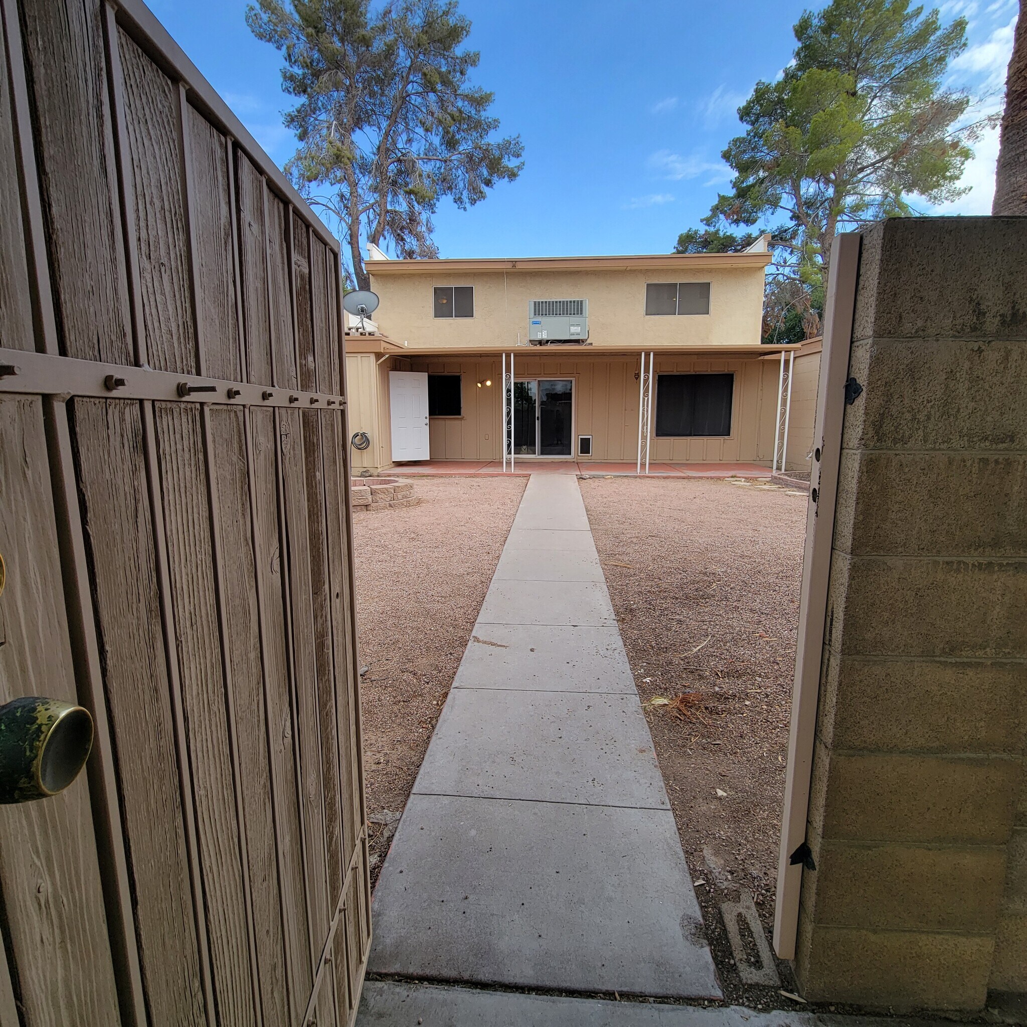 Building Photo - 2150 E Ellis Dr