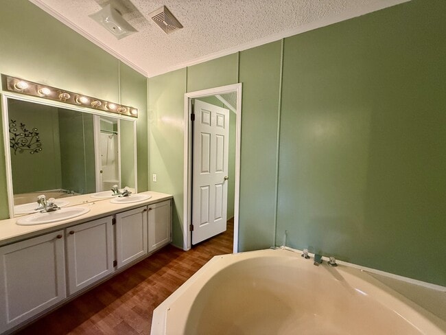 Building Photo - 158 Fieldstone Dr