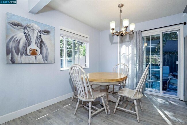 Building Photo - Clean/Remodeled 3 Bedroom 2 Bath with Large  Lot