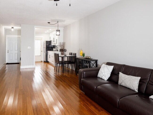 Building Photo - Fully Remodeled & Furnished 1 Bedroom Condo